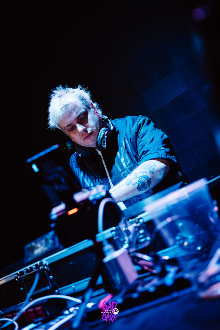 DJ de fones mixando — Sad Baile Joker, Halloween em São Paulo, 17/10/2026