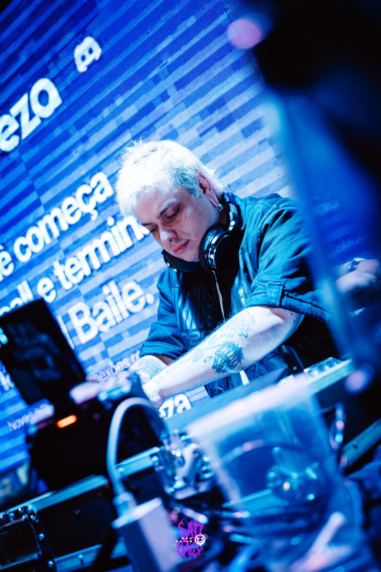 DJ de fones com o telão azul ao fundo — Sad Baile Joker, Halloween em São Paulo, 17/10/2026