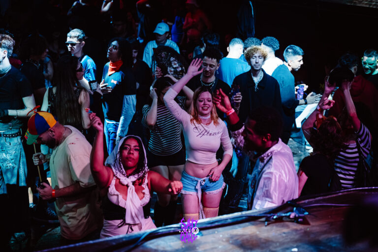 Público dança na pista lotada perto da grade — Sad Baile Joker, Halloween em São Paulo, 17/10/2026