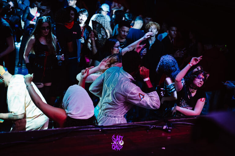 Galera dança na pista sob luz roxa — Sad Baile Joker, Halloween em São Paulo, 17/10/2026
