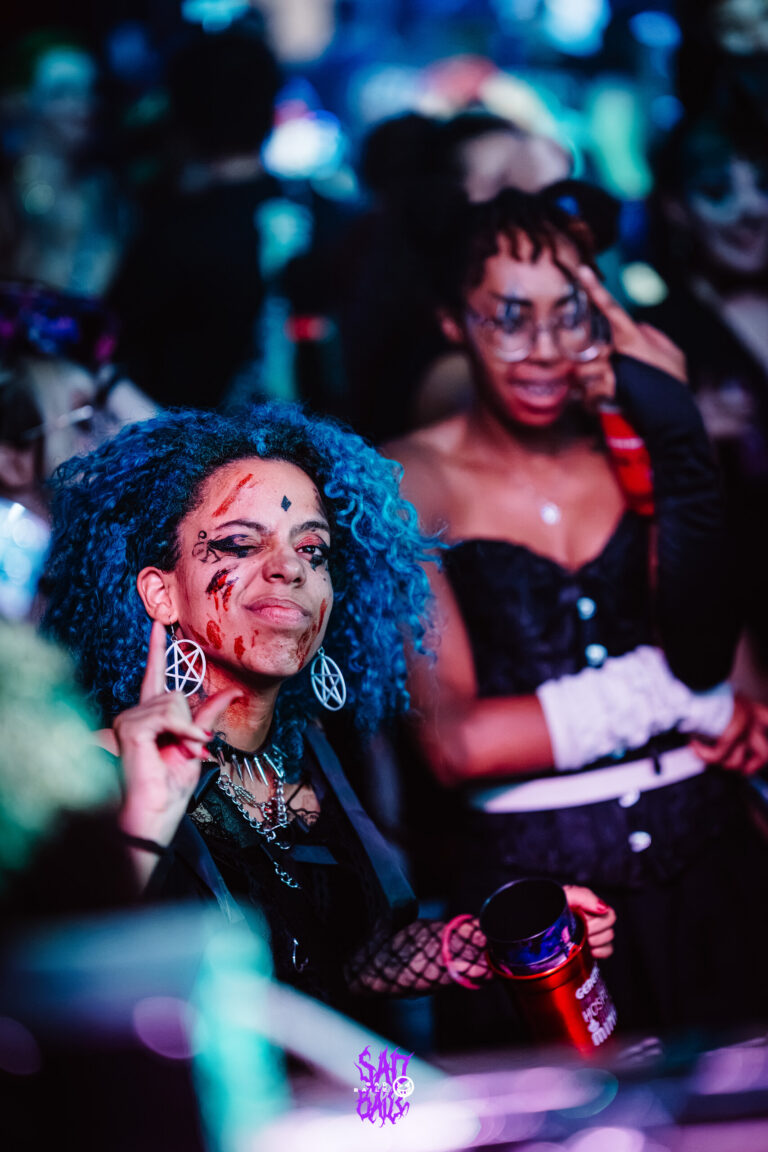 Garota de cabelo azul cacheado e maquiagem de sangue — Sad Baile Joker, Halloween em São Paulo, 17/10/2026