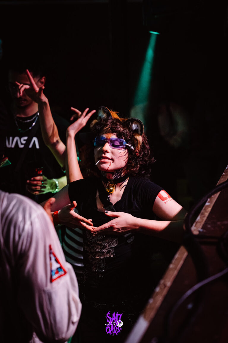 Garota de óculos e orelhas dança na pista — Sad Baile Joker, Halloween em São Paulo, 17/10/2026