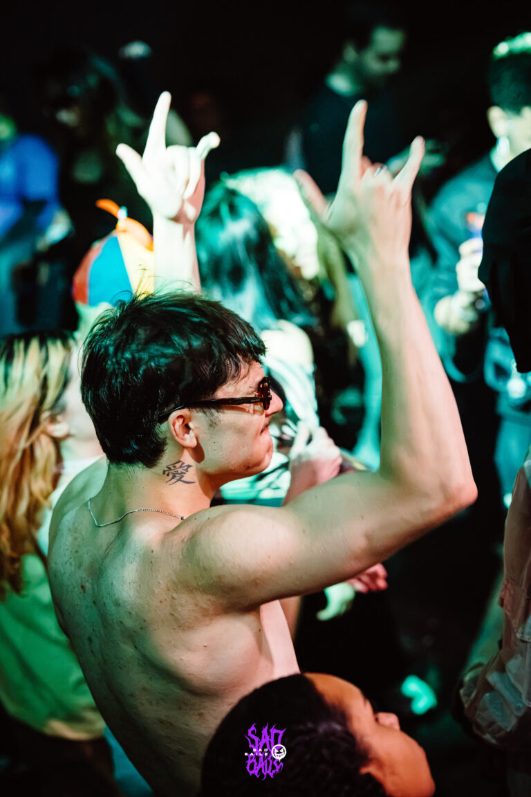 Rapaz de óculos dança sem camisa — Sad Baile Joker, Halloween em São Paulo, 17/10/2026