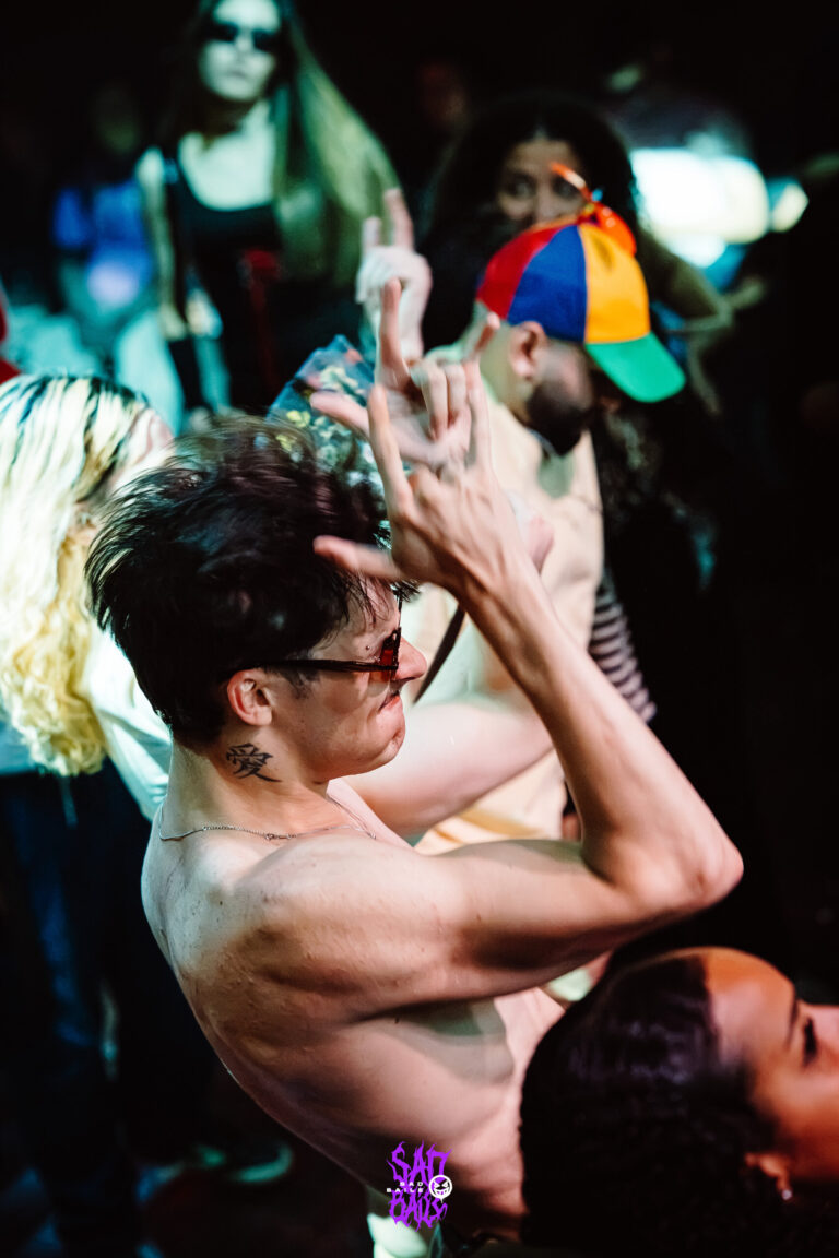 Rapaz dança com os braços para cima na pista — Sad Baile Joker, Halloween em São Paulo, 17/10/2026