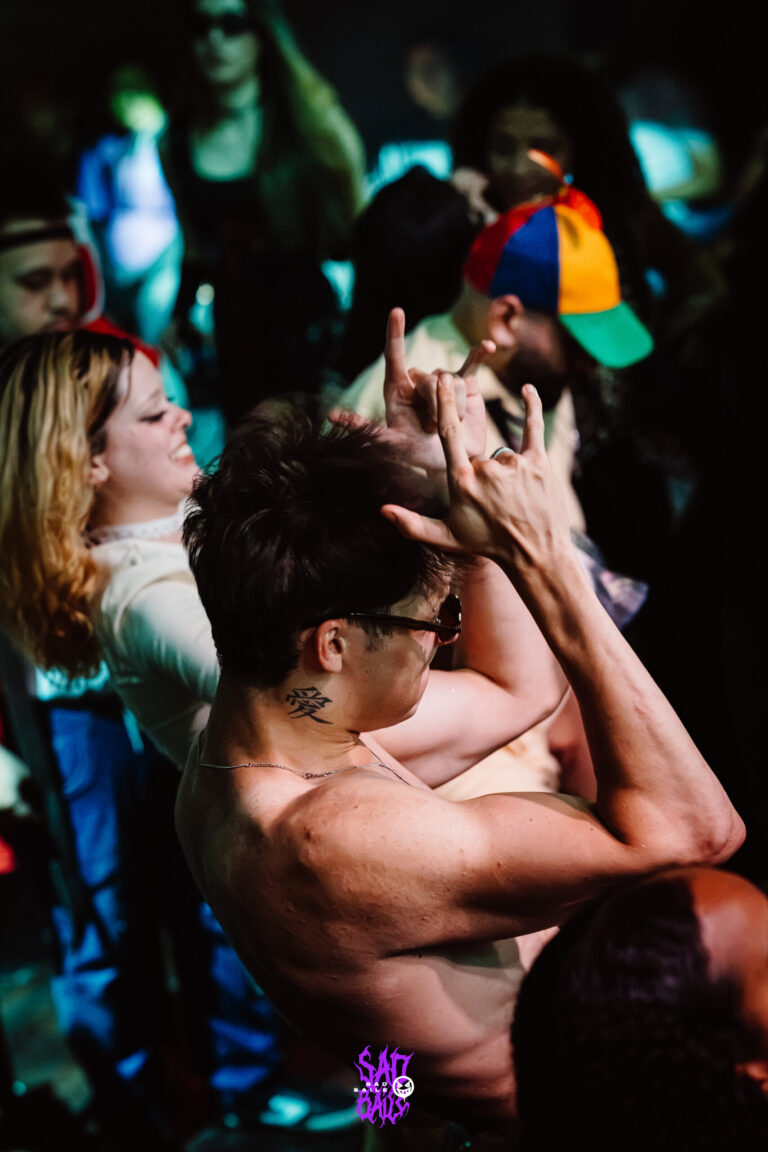 Rapaz sem camisa faz sinal de rock — Sad Baile Joker, Halloween em São Paulo, 17/10/2026
