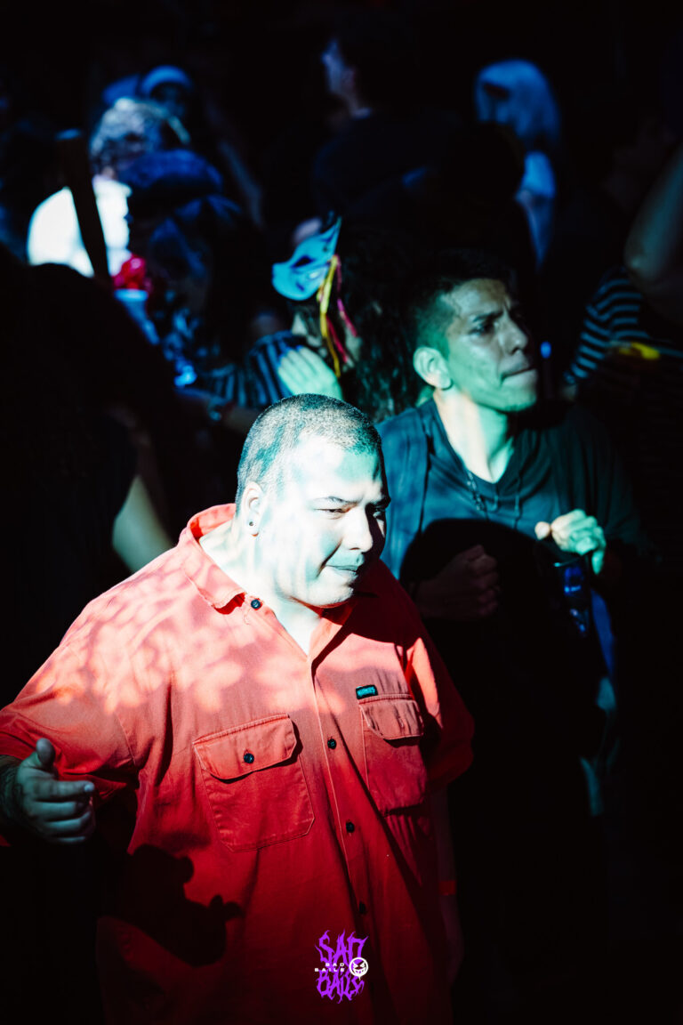 Rapaz de camisa vermelha dança na pista — Sad Baile Joker, Halloween em São Paulo, 17/10/2026