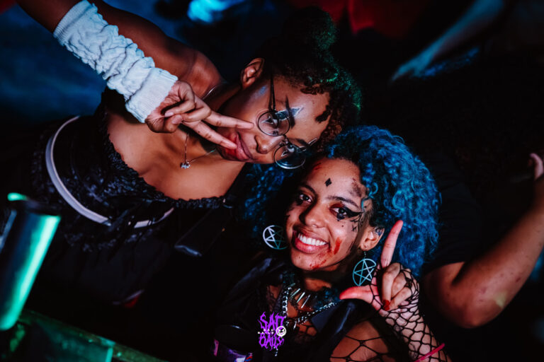 Amigas de cabelo azul fazem sinal de paz — Sad Baile Joker, Halloween em São Paulo, 17/10/2026