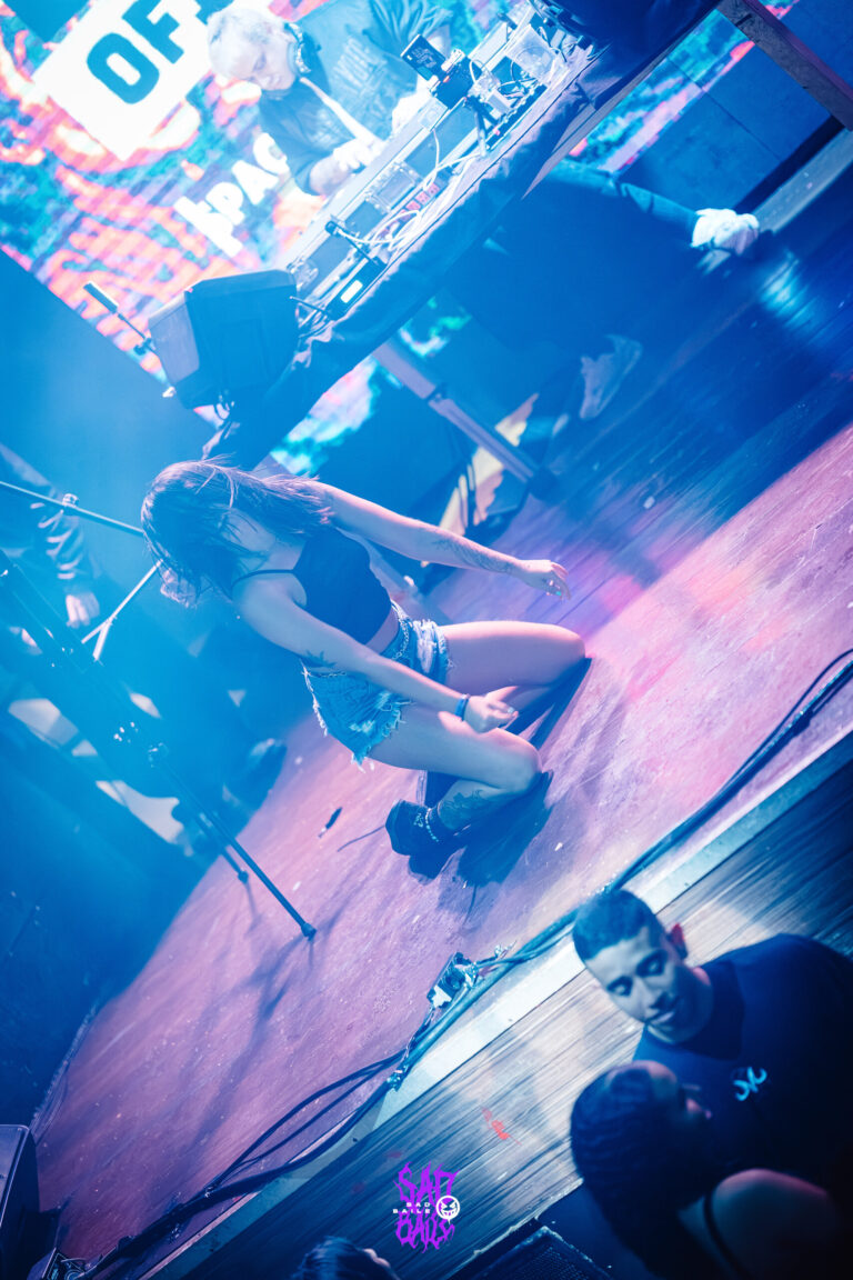 Garota dança no palco vista do alto — Sad Baile Joker, Halloween em São Paulo, 17/10/2026