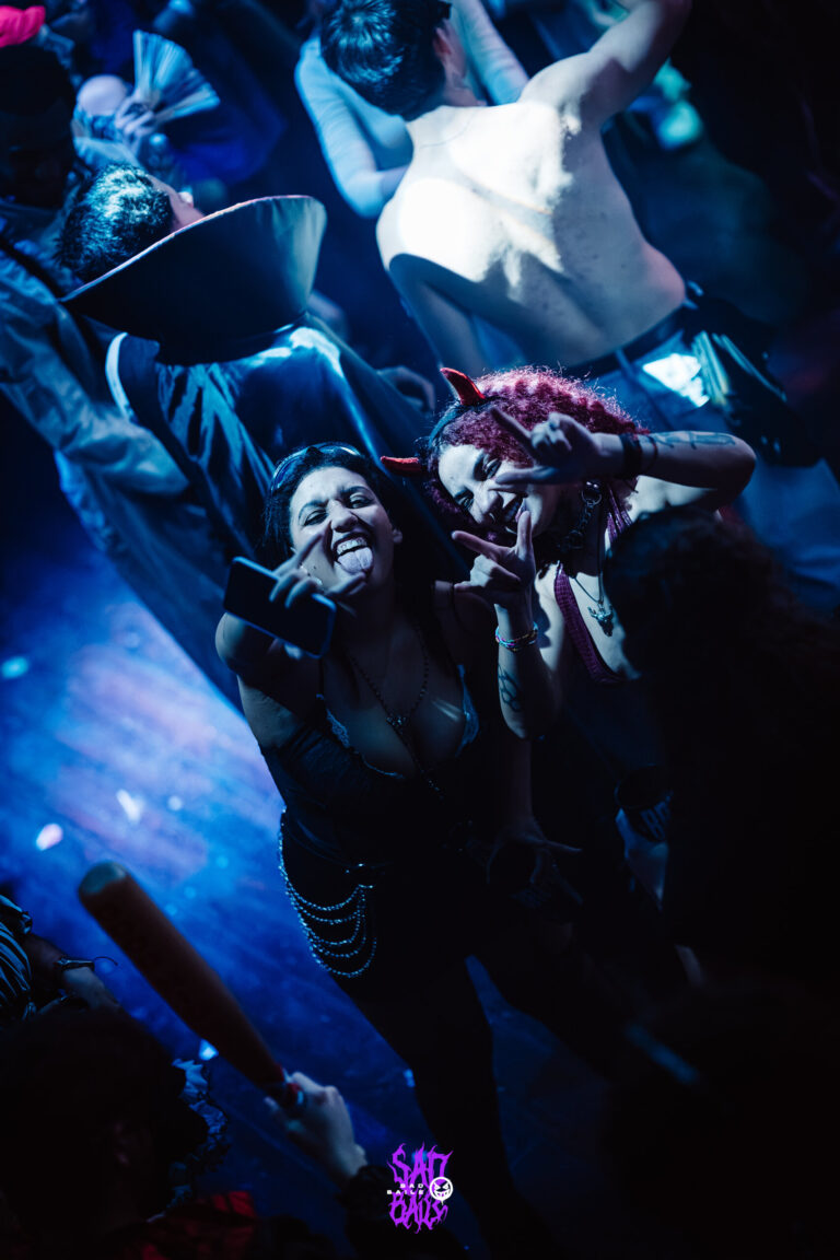 Garota de corset com taco de beisebol dança — Sad Baile Joker, Halloween em São Paulo, 17/10/2026