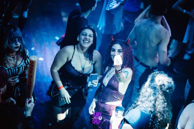 Amigas dançam na pista sob luz azul — Sad Baile Joker, Halloween em São Paulo, 17/10/2026