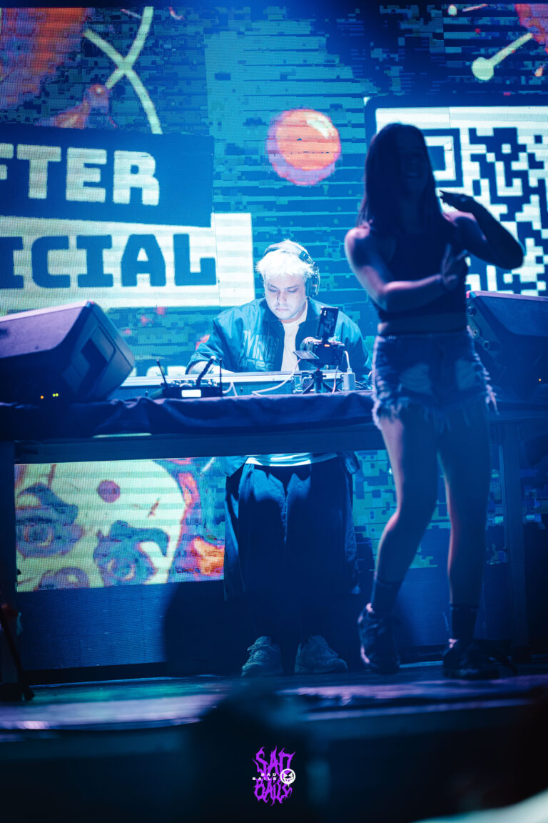 DJ e dançarina diante do telão do after oficial — Sad Baile Joker, Halloween em São Paulo, 17/10/2026