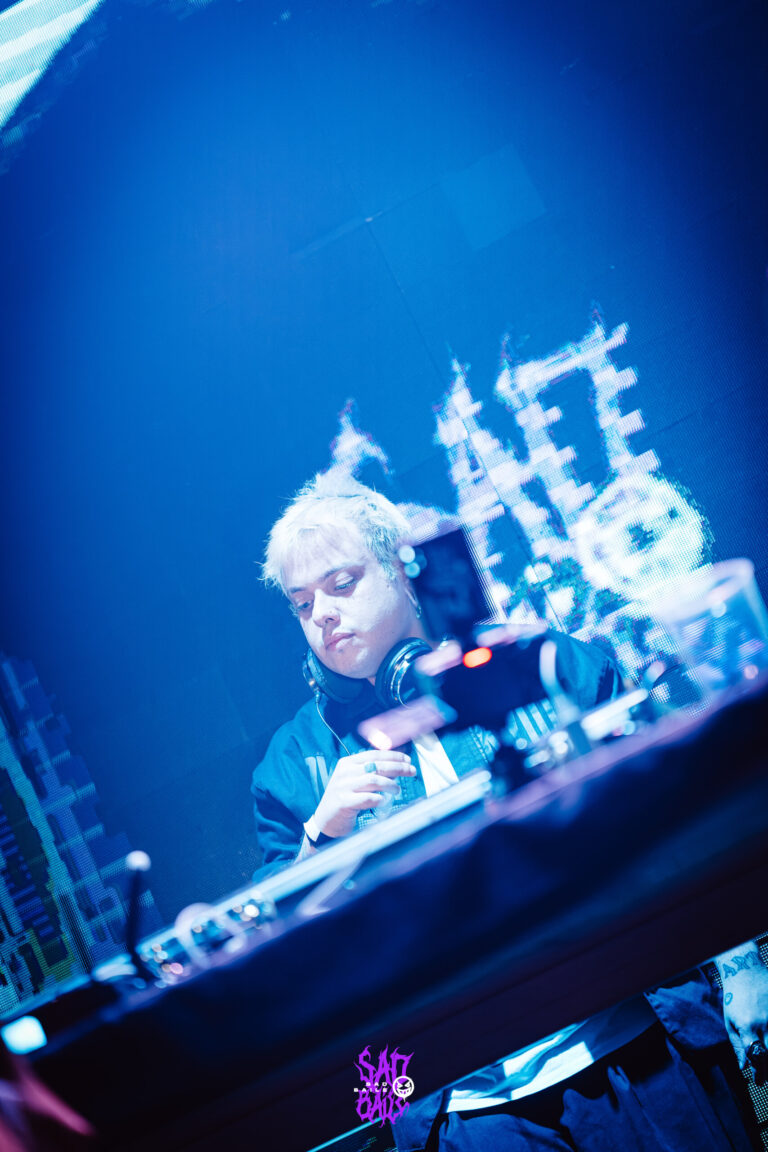 DJ de cabelo loiro mixando — Sad Baile Joker, Halloween em São Paulo, 17/10/2026