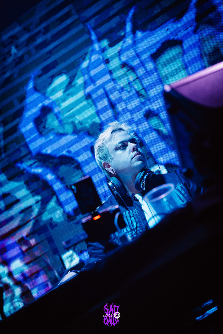 DJ toca com cartas de baralho no telão — Sad Baile Joker, Halloween em São Paulo, 17/10/2026