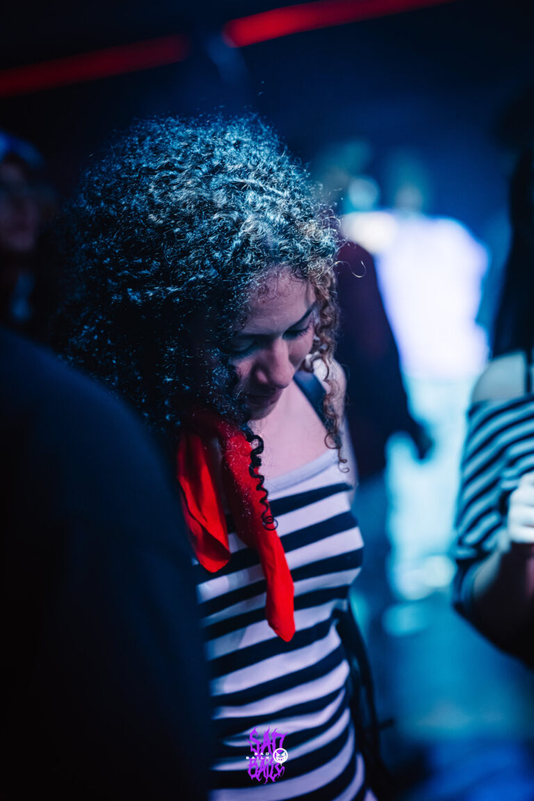 Garota de cabelo cacheado e blusa listrada — Sad Baile Joker, Halloween em São Paulo, 17/10/2026