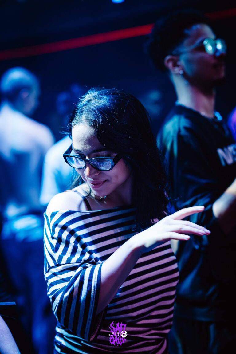 Garota de óculos e blusa listrada dança — Sad Baile Joker, Halloween em São Paulo, 17/10/2026