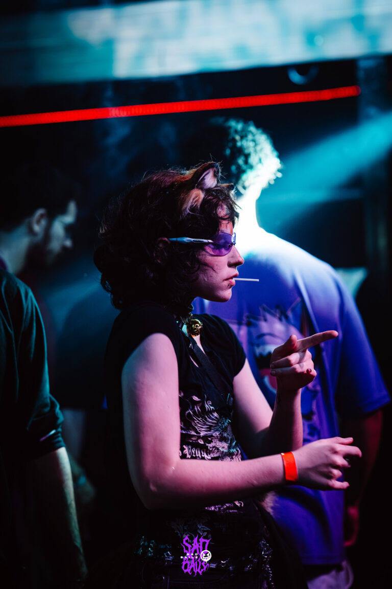 Garota de óculos dança na pista — Sad Baile Joker, Halloween em São Paulo, 17/10/2026