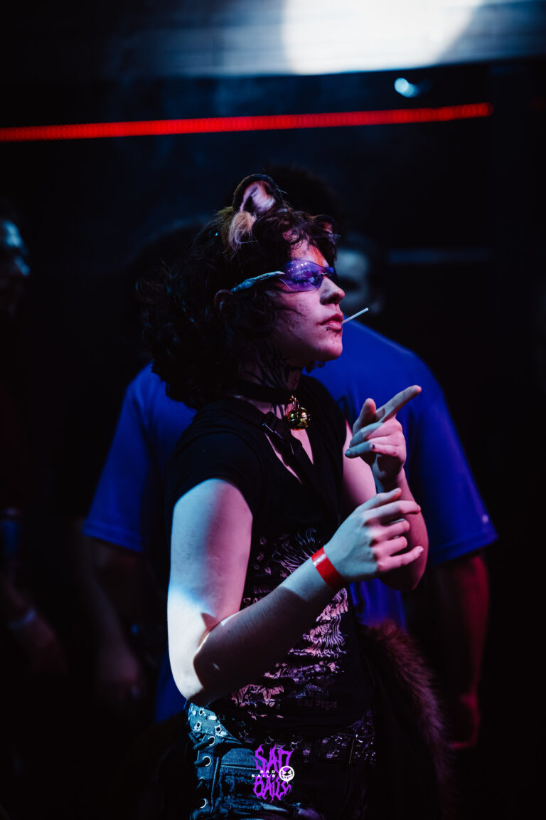 Garota de cabelo cacheado dança com o braço dobrado — Sad Baile Joker, Halloween em São Paulo, 17/10/2026