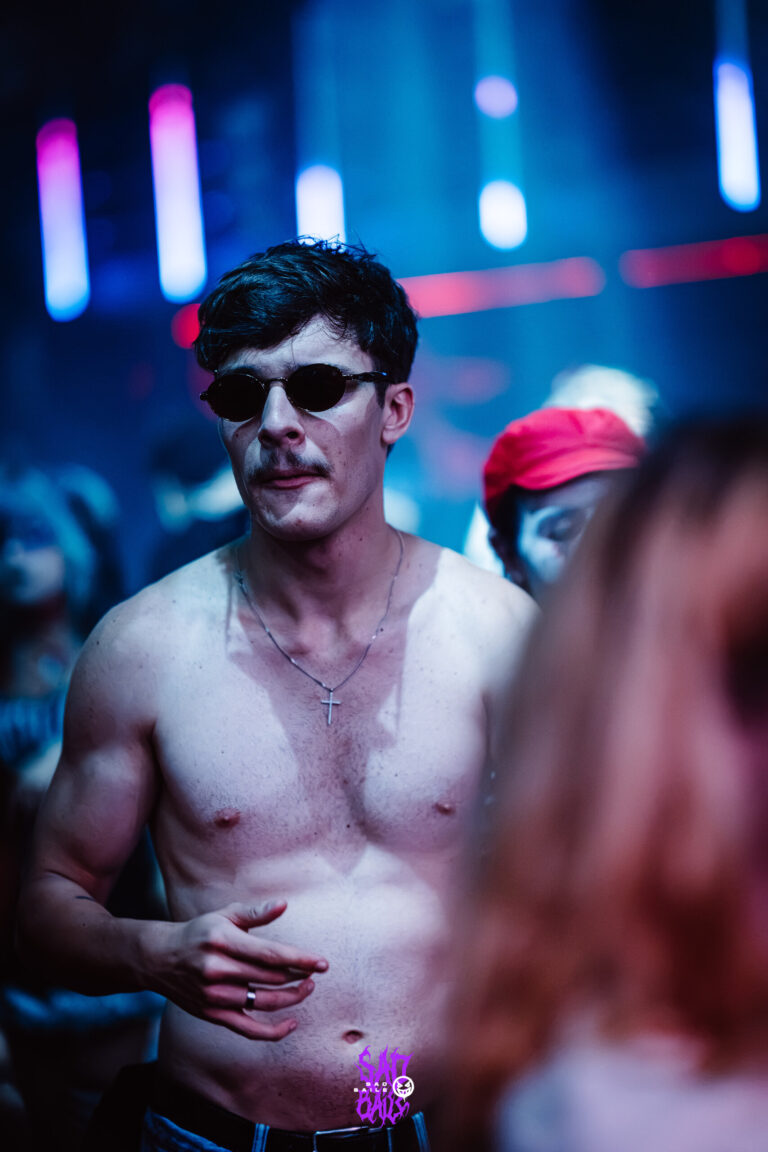 Rapaz sem camisa e de óculos escuros na pista — Sad Baile Joker, Halloween em São Paulo, 17/10/2026