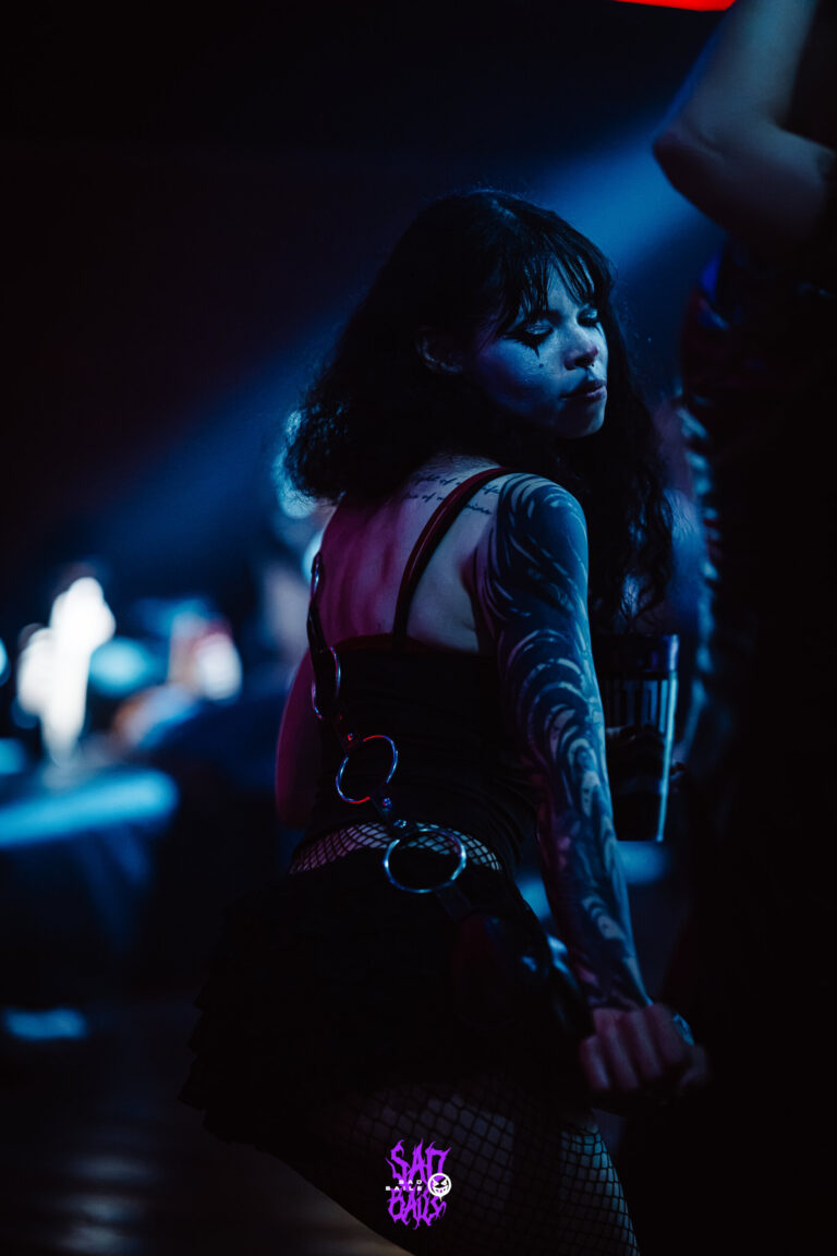 Garota dança de costas na pista — Sad Baile Joker, Halloween em São Paulo, 17/10/2026