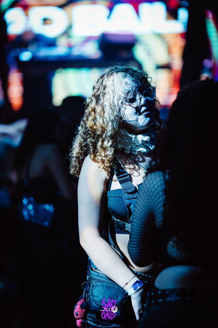 Garota de cabelo cacheado e maquiagem de caveira — Sad Baile Joker, Halloween em São Paulo, 17/10/2026